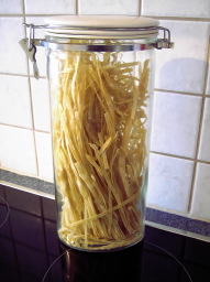 Die fertigen Nudeln im Glas.